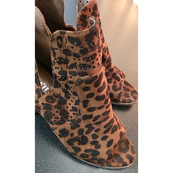 WILD G Women Sz 8 ANKLE BOOTIES Leopard Print Wrstern Slip On Date Heel EUC - Picture 6 of 10